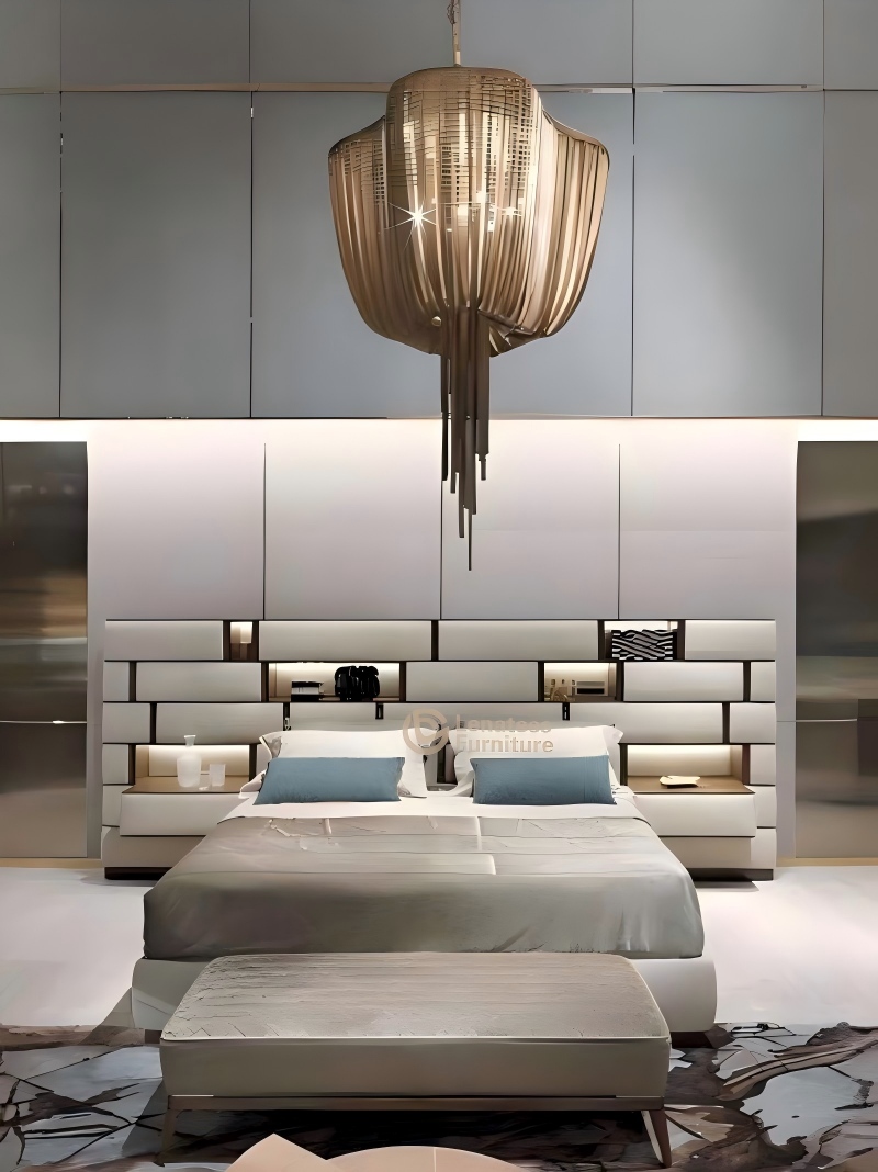 ความหรูหรามาบรรจบกับงานฝีมือ - เตียงที่โดดเด่นรูปแบบใหม่ของเราพร้อมเน้นด้วยโลหะอันหรูหรา